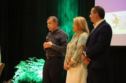 Governança Pública agora é lei em Caxias do Sul. Texto da legislação foi sancionado pelo prefeito Adiló Didomenico (E) na segunda-feira (27/11/2023). Ao lado, a vice-prefeita Paula Ioris e o secretário de Recursos Humanos, Ronaldo Boniatti.<!-- NICAID(15610334) -->