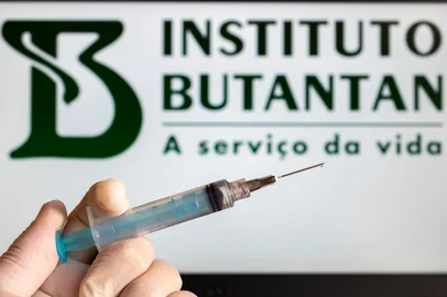 Leonidas / stock.adobe.com São Paulo, Brazil - March 26, 2021: detail of the vaccine vaccine and in the blurred background the name Instituto Butantan, which developed the Butanvac vaccine.Fonte: 423211960<!-- NICAID(15673521) -->