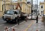 Após pintar meio-fio danificado, prefeitura remove toco de árvore que ficou para trás