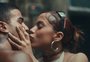 Em novo clipe, Anitta celebra o funk em diferentes idiomas, curtindo pagode, churrasco, banho de sol e sexo