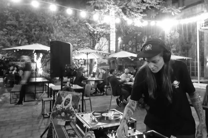 O projeto Não Fuja da Baia tem agenda pela região:25 de maio, a DJ Gabriela Demore junto com os DJs Cetolas e Mono, tocam no Ponto Coletivo, a partir das 19h, ao som de sambas, anos 1980, mpb, ingresso a R$ 15.28 de maio, no Reffugio, em Caxias do Sul.14 de junho, no pátio da Fabbrica, também Caxias.28 de junho, no Pipa Bar, em em Antônio Prado.<!-- NICAID(16042957) -->