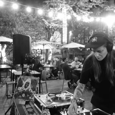 O projeto Não Fuja da Baia tem agenda pela região:25 de maio, a DJ Gabriela Demore junto com os DJs Cetolas e Mono, tocam no Ponto Coletivo, a partir das 19h, ao som de sambas, anos 1980, mpb, ingresso a R$ 15.28 de maio, no Reffugio, em Caxias do Sul.14 de junho, no pátio da Fabbrica, também Caxias.28 de junho, no Pipa Bar, em em Antônio Prado.<!-- NICAID(16042957) -->
