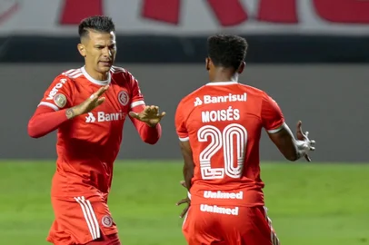 BRASILEIRO A 2020, SÃO PAULO X INTERNACIONALSP - BRASILEIRO A 2020, SÃO PAULO X INTERNACIONAL - ESPORTES - BRASILEIRO A 2020, SÃO PAULO X INTERNACIONAL - Victor Cuesta jogador do Internacional comemora seu gol com Moisés jogador da sua equipe durante partida contra o São Paulo no estádio Morumbi pelo campeonato Brasileiro A 2020. 20/01/2021 - Foto: MARCELLO ZAMBRANA/AGIF - AGÊNCIA DE FOTOGRAFIA/AGIF - AGÊNCIA DE FOTOGRAFIA/ESTADÃO CONTEÚDOEditoria: ESPORTESLocal: SÃO PAULOIndexador: MARCELLO ZAMBRANAFotógrafo: AGIF - AGÊNCIA DE FOTOGRAFIA<!-- NICAID(14695531) -->