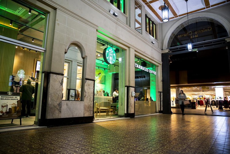 PORTO ALEGRE, RS, BRASIL, 16.05.2022: Nova cafeteria da rede Starbucks, localizada na Galeria Chaves, no centro da capital. Foto: Camila Hermes/Agência RBSIndexador: Camila Hermes<!-- NICAID(15097670) -->