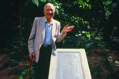 Placa de "O Mapa", de Mario Quintana, na Praça da Alfândega, em Porto Alegre, na década de 1980. Foto de Liane Neves.<!-- NICAID(16096648) -->