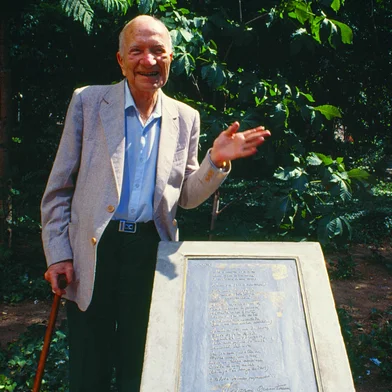 Placa de "O Mapa", de Mario Quintana, na Praça da Alfândega, em Porto Alegre, na década de 1980. Foto de Liane Neves.<!-- NICAID(16096648) -->