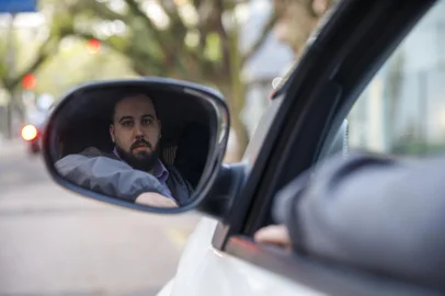 Porto Alegre, RS, Brasil - O rendimento avançou menos no grupo de pessoas com maior formação. O advogado Germano Wechenfelder trabalha como Uber para complementar a renda.<!-- NICAID(15561580) -->
