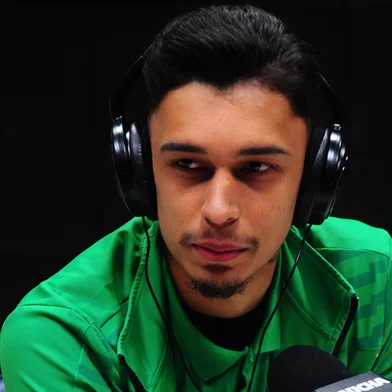 CAXIAS DO SUL, RS, BRASIL, 31/05/2022. Vitor Mendes, zagueiro do Juventude, participa do programa Show dos Esportes no estúdio da Rádio Gaúcha Serra. (Porthus Junior/Agência RBS)<!-- NICAID(15111878) -->