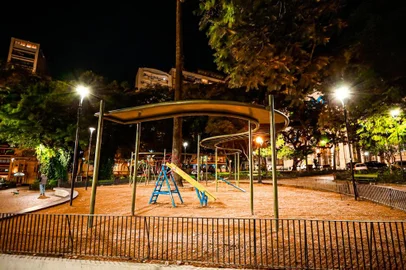 Porto Alegre, RS 03/6/2022: Equipes da Prefeitura trabalharam ao longo do dia de hoje e restabeleceram a iluminaÃ§Ã£o pÃºblica na PraÃ§a da Matriz. Ficou constatado que a falta de luz ocorreu devido a um problema em um cabo de alimentaÃ§Ã£o antigo que vem da subestaÃ§Ã£o de energia atÃ© a caixa de distribuiÃ§Ã£o de luz, na entrada da praÃ§a da Matriz. Estiveram na praÃ§a, tÃ©cnicos da Ipsul, Elo e Ceee Equatorial. Foto: Alex Rocha/PMPA<!-- NICAID(15115456) -->