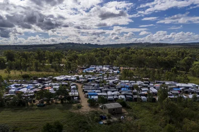 Hulha Negra, RS, Brasil - Instalação de um acampamento do Movimento dos Trabalhadores Rurais Sem Terra (MST) na cidade de Hulha Negra. As lonas pretas e brancas à beira da BR-293 voltaram a fazer parte da paisagem da Região da Campanha, berço de 58 assentamentos. A área foi cedida por um assentado.<!-- NICAID(15733211) -->
