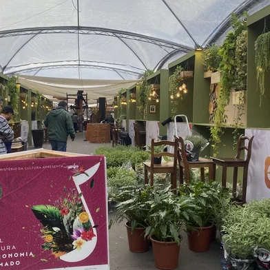 Festival de Cultura e Gastronomia de Gramado terá PANCs – Plantas Alimentícias não Convencionais e Estação de Churrasco como novidades em 2023.A edição especial do evento acontece de 06 a 17 de setembro de 2023 com foco nas experiências gastronômicas, atrações musicais e culturais, além de decoração especial.O festival terá entrada gratuita e a Gramadotur, autarquia que organiza o evento, anuncia as primeiras novidades. O tema do evento serão as PANCs – Plantas Alimentícias Não Convencionais. O objetivo é mostrar ao grande público o uso, sabores e benefícios das PANCs na elaboração dos pratos, tornando a participação no evento uma imersão sensorial neste universo para turistas e visitantes.<!-- NICAID(15532433) -->