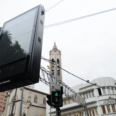 CAXIAS DO SUL, RS, BRASIL, 19/10/2023. Primeiro relógio digital é instalado em Caxias do Sul. Outros 40 serão implantados no município a partir de concessão. O relógio está localizado na praça Dante Alighieri, na rua Dr Montaury esquina com Sinimbu. (Porthus Junior/Agência RBS)<!-- NICAID(15573782) -->