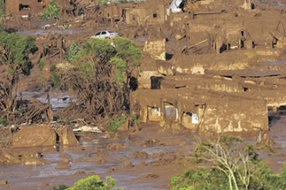 DOUGLAS MAGNO, AFP CENÁRIO DE DESOLAÇÃOMoradores relatam que não receberam aviso sobre o rompimento das barragens Fundão e Santarém