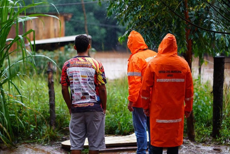 Defesa Civil de Passo Fundo retirando pessoas de zonas de risco no bairro Entre Rios antes das chuvas de 7/05/24<!-- NICAID(15765982) -->