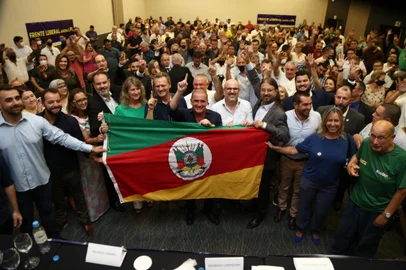 O ministro Onyx Lorenzoni e o presidente estadual do Democratas, Rodrigo Lorenzoni, começaram nesta terça-feira a dar forma à nova casa bolsonarista no Estado. Principais expoentes do Democratas, eles reuniram no Hotel Deville, em Porto Alegre, mais de 400 líderes políticos que os acompanharão na filiação ao PL, partido pelo qual o presidente Bolsonaro tentará a reeleição. <!-- NICAID(15024003) -->