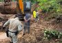 Homens são presos por saquear carga de caminhão parado em deslizamento na BR-470, em Bento Gonçalves 
