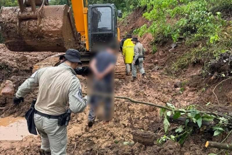 Homens são presos por saquear carga de caminhão em escombros da BR-470, em Bento Gonçalves<!-- NICAID(15754212) -->