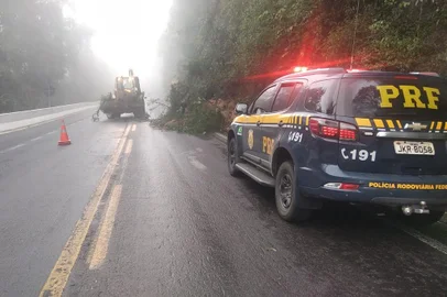 Queda de barreira na BR-116, em São Marcos, nesta quarta-feira (22)<!-- NICAID(15129507) -->