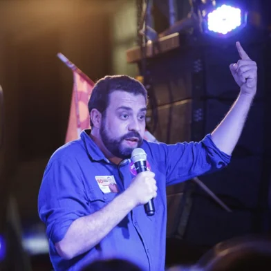 PORTO ALEGRE, RS, BRASIL, 01-10-2018. Candidato a presidente Guilherme Boulos, do PSOL, faz discurso na Esquina Democrática. (ROBINSON ESTRÁSULAS/AGÊNCIA RBS)<!-- NICAID(13765226) -->