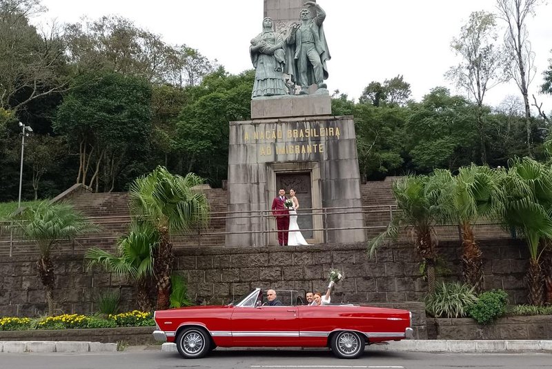 Ação de marketing do Expo Noivas Caxias do Sul promoveu desfiles de casais de noivos (interpretados por modelos) pela área central da cidade, neste domingo. Evento ocorre nos dias 12, 13 e 14 de abril. <!-- NICAID(15728003) -->