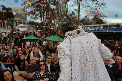 Neste domingo, Elvis (Fabiano Feltrin) & Mafia de Memphis, farão um show temático alusivo a turnê de 1972, denominada Elvis On Tour” o traje foi feito pelo mesmo alfaiate que fez para o próprio artista em 1972, com certificação de autenticidade.O show ocorre no Stone Hall - R. João Cônego Cordeiro, 70 - São Marcos, Farroupilha.<!-- NICAID(15481478) -->