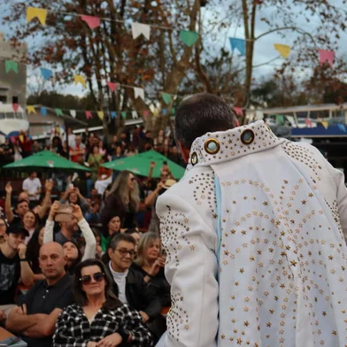 Neste domingo, Elvis (Fabiano Feltrin) & Mafia de Memphis, farão um show temático alusivo a turnê de 1972, denominada Elvis On Tour” o traje foi feito pelo mesmo alfaiate que fez para o próprio artista em 1972, com certificação de autenticidade.O show ocorre no Stone Hall - R. João Cônego Cordeiro, 70 - São Marcos, Farroupilha.<!-- NICAID(15481478) -->