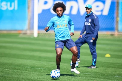 RS - FUTEBOL/ TREINO GREMIO 2025 - ESPORTES - Jogadores do Gremio realizam treino técnico durante a manha deste domingo, no CT Luiz Carvalho, na preparação para a partida valida pelo Campeonato Brasileiro 2025. Na foto, Willian. FOTO: LUCAS UEBEL/GREMIO FBPA<!-- NICAID(16119932) -->
