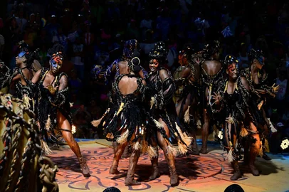 Members of Portela samba school perform during the last night of the Carnival parade at the Marques de Sapucai Sambadrome in Rio de Janeiro, Brazil, on February 12, 2024. (Photo by Pablo PORCIUNCULA / AFP)<!-- NICAID(15677531) -->