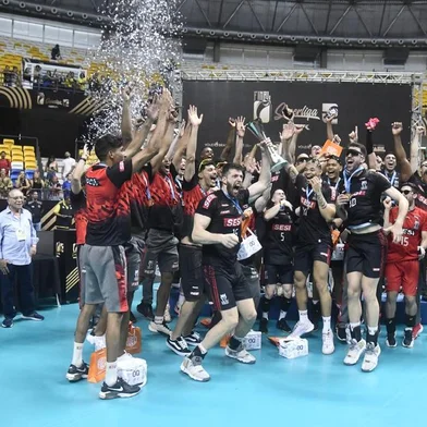 O central caxiense Éder Carbonera colocou mais um título em sua extensa lista de conquistas. Neste domingo (28) , ele foi peça importante da vitória do Sesi/Bauru sobre o Campinas, por 3 sets a 0, na decisão da Superliga Masculina. <!-- NICAID(15747130) -->