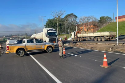 Após dois anos de bloqueio, o trecho da RS-118, em Gravataí, foi liberado nesta segunda-feira (11) no sentido Viamão–Sapucaia do Sul. As interferências faziam parte das obras de um novo viaduto entre a rodovia e a avenida Centenário, que ocorrem desde 2022.<!-- NICAID(16098698) -->
