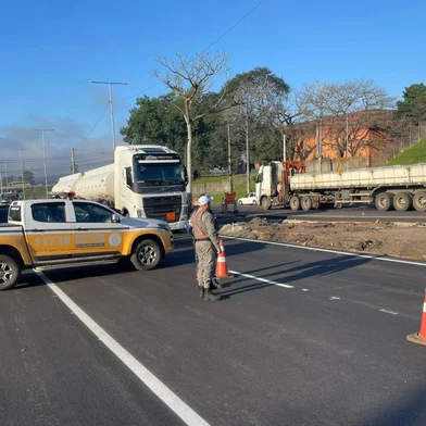 Após dois anos de bloqueio, o trecho da RS-118, em Gravataí, foi liberado nesta segunda-feira (11) no sentido Viamão–Sapucaia do Sul. As interferências faziam parte das obras de um novo viaduto entre a rodovia e a avenida Centenário, que ocorrem desde 2022.<!-- NICAID(16098698) -->
