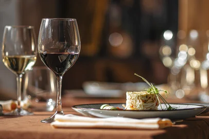 Served restaurant table with drinks and foodAdobe StockMesa de restaurante servida com bebidas de vinho e comidaServed restaurant table with wine drinks and foodFonte: 511231320<!-- NICAID(15981454) -->