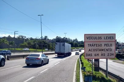 *A PEDIDO DE JOCIMAR FARINA* Placas indicam uso do acostamento na BR-101 - Foto: Arteris/Divulgação<!-- NICAID(15198903) -->