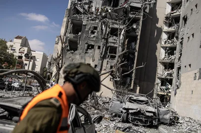 Israeli emergency services and security officers search for casualties in the rubble of a building hit by an Iranian missile in Beersheba in southern Israel on June 24, 2025. US President Donald Trump announced a phased 24-hour ceasefire process beginning at around 0400 GMT on June 24, which Israel said it had agreed to. Iran has not formally accepted a ceasefire. (Photo by John Wessels / AFP)<!-- NICAID(16065948) -->