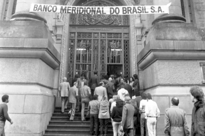 Cerimônia de abertura do novo Banco Meridional do Brasil S/A.Foi um dia de festa para o Meridional e seus funcionáriosque mesmo antes das 10h, já lotavam, junto com osconvidados, a agência matriz do novo banco que começou a operar, após o evento de inauguração.-#ENVELOPE: 35327<!-- NICAID(16073116) -->