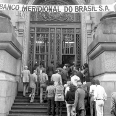 Cerimônia de abertura do novo Banco Meridional do Brasil S/A.Foi um dia de festa para o Meridional e seus funcionáriosque mesmo antes das 10h, já lotavam, junto com osconvidados, a agência matriz do novo banco que começou a operar, após o evento de inauguração.-#ENVELOPE: 35327<!-- NICAID(16073116) -->