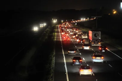 GRAVATAÍ, RS, BRASIL, 30-01-2015: Carros trafegam com lentidão na Freeway (BR-290) na altura do posto da PRF, no sentido litoral.Entre esta sexta-feira e este sábado, as rodovias gaúchas que levam ao litoral devem registrar intenso movimento de veículos devido ao feriado de Nossa Senhora dos Navegantes na segunda-feira, dia 2 de fevereiro, e ao Planeta Atlântida, que ocorre na sexta e no sábado. A previsão é de que 264 mil veículos sigam para as praias.(Foto: Cacao Konzen/Especial, NOTÍCIAS)<!-- NICAID(11162888) -->