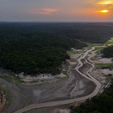Aerial view of the Taruma-Acu river, a tributary of the Rio Negro river, which is at a very low level due to the severe drought in Manaus, Amazonas, northern Brazil, taken on September 25, 2024. The intense drought affecting Brazil has placed some Amazon rivers at their lowest level in decades, threatening the lifestyle of some 47 million people who live on their banks. (Photo by MICHAEL DANTAS / AFP)Editoria: DISLocal: ManausIndexador: MICHAEL DANTASSecao: droughtFonte: AFPFotógrafo: STR<!-- NICAID(15879971) -->