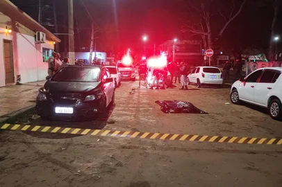 Duas pessoas morreram e outras três ficaram feridas após um tiroteio no bairro Cassino, em Rio Grande, na madrugada deste sábado (26). O caso aconteceu por volta das 3h30, na Rua São Borja, esquina com a Avenida Rio Grande. De acordo com a Polícia Civil, um adolescente de 17 anos iniciou os disparos contra um carro onde estavam dois homens. Um deles, identificado como Elo Rodrigues Ballester, de 18 anos, foi atingido e morreu no local. O motorista, de 26 anos, foi baleado na mão direita, conseguiu fugir e procurou socorro. O atentado tinha como objetivo atingir os dois ocupantes do veículo, que teriam histórico de desavenças pessoais com o atirador e envolvimento com tráfico de drogas.<!-- NICAID(16025167) -->