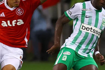 Internacional's defender #20 Clayton Sampaio and Atletico Nacional's forward #18 Marino Hinestroza fight for the ball during the Copa Libertadores group stage football match between Brazil's Internacional and Colombia's Atletico Nacional at the Beira Rio stadium in Porto Alegre, Brazil, on April 10, 2025. (Photo by SILVIO AVILA / AFP)Editoria: SPOLocal: Porto AlegreIndexador: SILVIO AVILASecao: soccerFonte: AFPFotógrafo: STR<!-- NICAID(16031490) -->