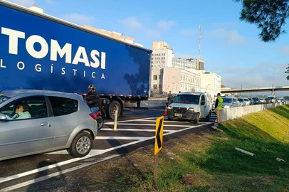Leandro Rodrigues / Agencia RBS Carreta com pane mecânica interrompe transito na capital<!-- NICAID(16169200) -->