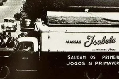 Caminhão antigo da Isabela<!-- NICAID(15885878) -->