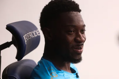 PORTO ALEGRE, RS, BRASIL, 13-10-2025: Entrevista exclusiva de Rodrigo Oliveira como jogador do Grêmio, Amuzu. Foto: Jonathan Heckler/Agência RBS<!-- NICAID(16145092) -->