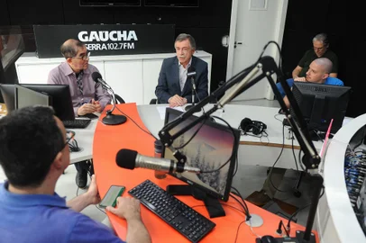 CAXIAS DO SUL, RS, BRASIL, 14/12/2023. O prefeito de Caxias do Sul, Adiló Didomenico concedeu entrevista nos estúdios da Gaúcha Serra, para fazer um balanço da gestão no ano de 2023. (Bruno Todeschini/Agência RBS)Indexador: BTK<!-- NICAID(15625996) -->