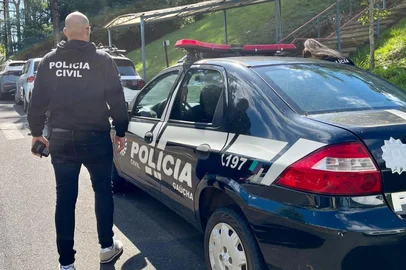 Uma cirurgiã-dentista de Pelotas, no sul do Estado, foi presa na quarta-feira (14) por tentar simular uma ocorrência de furto do próprio veículo para dar golpe em uma seguradora em Porto Alegre.<!-- NICAID(16038529) -->