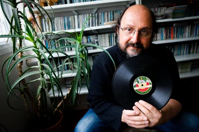 PORTO ALEGRE, RS, BRASIL, 06.09.2022: O musico, compositor e jornalista Arthur de Faria lanca o livro  “Porto Alegre: uma biografia musical. Vol. 1“. Foto: Camila Hermes/Agencia RBS<!-- NICAID(15198742) -->