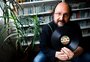 Arthur de Faria lança livro que recupera a história da música em Porto Alegre