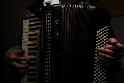 CAXIAS DO SUL, RS, BRASIL (16/09/2021)O acordeonista caxiense Paulo Siqueira utiliza gaitas Todeschini desde os anos 1960. Ele explica a preferência pela marca que teve sua fábrica em Bento Gonçalves, até meados dos anos 1970. (Antonio Valiente/Agência RBS)<!-- NICAID(14891048) -->