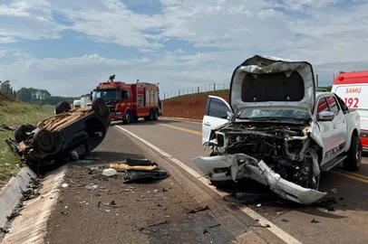 Acidente deixa motorista com ferimentos graves e trânsito lento na BR-285, em Vacaria. Colisão entre carro e caminhonete é atendida no km 142, próximo ao trevo de acesso para Esmeralda.<!-- NICAID(16220836) -->