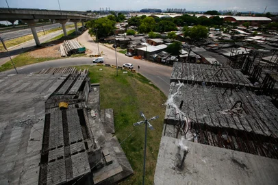 Porto Alegre, RS, BrasilMoradores da Vila Areia seguem sem perspectiva de mudança de endereço devido a obras paralizadas das alças inacabadas da nova ppnte sobre o rio Guaíba.Indexador: Jonathan Hgeckler<!-- NICAID(15639263) -->